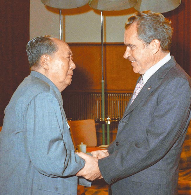 今年是美國前總統尼克森訪問中國大陸50周年。圖為1972年2月21日，毛澤東（左）在北京會見尼克森（右）。（新華社）