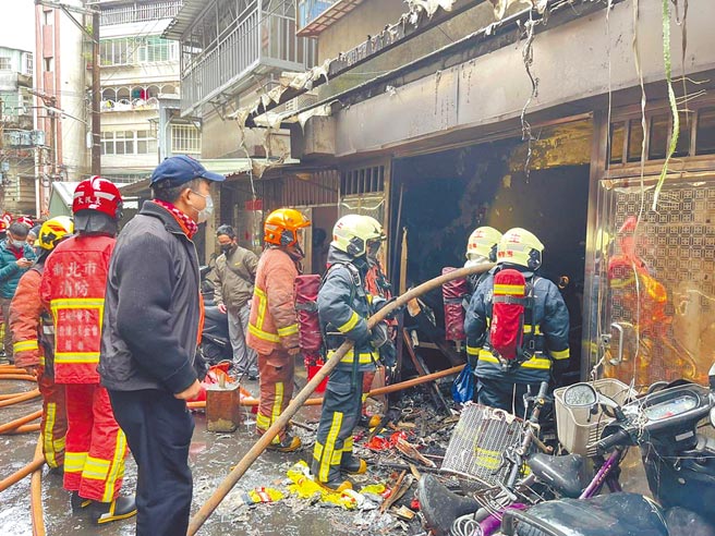 板桥县民大道巷内公寓21日中午发生气爆，爆炸瞬间威力惊人，门窗、杂物喷飞到路中间，住户88岁苏姓妇人不幸命丧火窟。（新北市消防局提供／王扬杰新北传真）