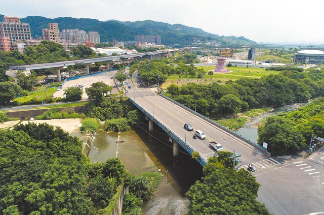 新北市为推动三莺文创整合计画，规画在文化路设置沿街美化墙，并将陶博馆前的馆前路至文化路重新整治，除了拓宽更新行人铺面外，也将对南靖桥重新美化。（新北市工务局提供／蔡雯如新北传真）