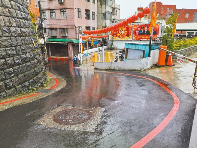 淡水清水祖师庙欲开辟庙前6号道路，影射新北市议员郑宇恩争取该道路上古蹟施家古厝修建，阻碍道路开辟，郑宇恩驳斥，市府回应，依法不得破坏古蹟完整，该路段未来将设「景观步道」，图为现场照片。（戴上容摄）