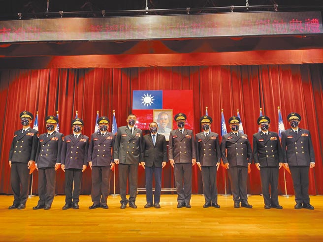 新北市长侯友宜为第一大队新任大队长罗凯文及秘书室主任赖哲祥等9名人员授与配阶。（新北市消防局提供／叶德正新北传真）