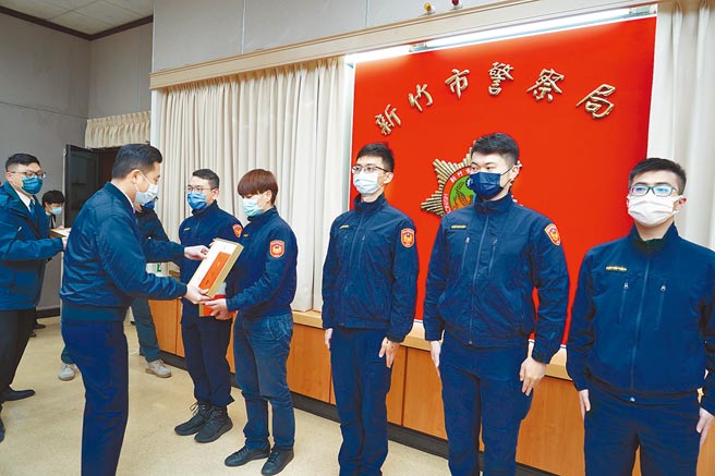 新竹市长林智坚（左）21日表扬新竹市警局绩优员警，当场并宣布将调高警察同仁健检预算。（陈育贤摄）
