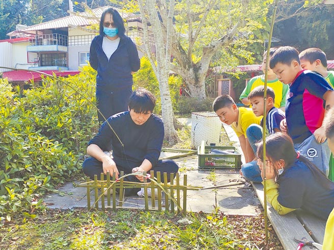 泰雅族人使用竹子制作陷阱猎捕山禽。（霞云国小提供／吕筱蝉桃园传真）