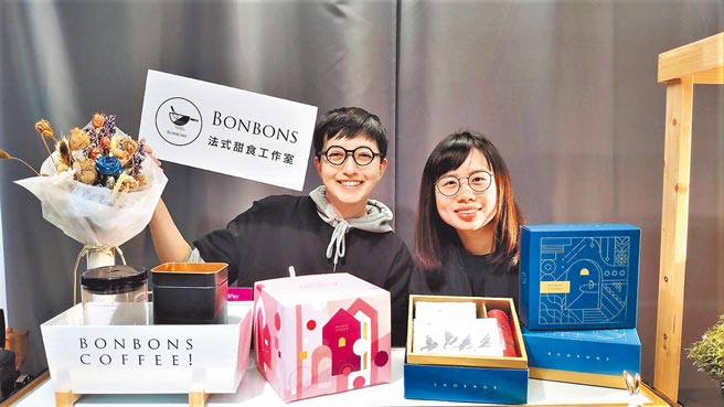 苗栗市民彭诗涵（左）鲑鱼返乡与伙伴黄逸榛共同创业，让法式甜点变得很有客家风味。（李京升摄）