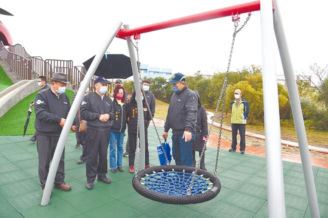 苗栗县政府在公馆乡馆南村客庄多功能活动广场，设置亲子特色公园，县长徐耀昌21日前往视察，预计最快228连续假期就能启用。（苗栗县政府提供／李京升苗栗传真）