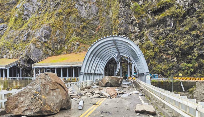 雨弹连日狂炸中横公路，便道17.1公里处遭崩落巨石砸出天坑。（民眾提供／陈淑娥台中传真）