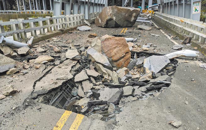 雨弹连日狂炸中横公路，便道17.1公里处遭崩落巨石砸出天坑。（民眾提供／陈淑娥台中传真）