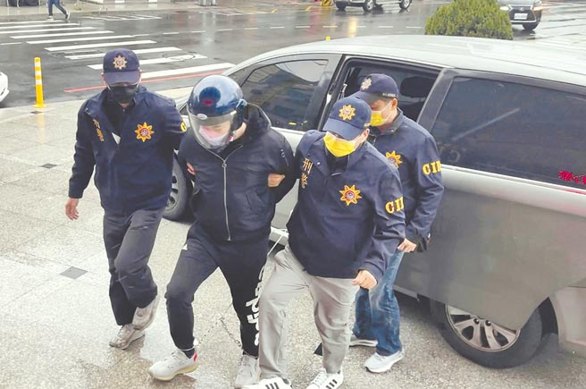 彰化警方宣布侦破伸港乡民宅遭蒙面歹徒持枪洗劫案，48岁杨姓主嫌开枪自轰身亡、24岁李姓共犯落网。（警方提供／谢琼云彰化传真）全国各县市安心专线1925