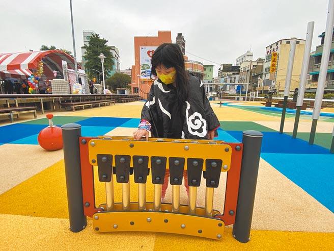 嘉义市中正公园儿童游戏场重新启用，市长黄敏惠检视游具的承重度及安全性，有小朋友迫不及待玩音乐区游具（见图）。（廖素慧摄）