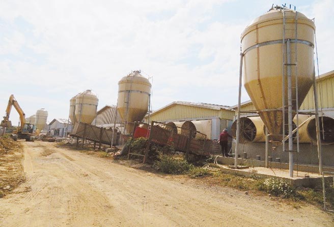 嘉义县环保局整合环保稽查管制及农业辅导，针对畜牧业空污、废水及禽畜粪等对症下药，成功让畜牧业陈情案件数从2019年598件，大幅下降至去年461件，降幅近3成。（嘉义县政府提供／吕妍庭嘉义传真）