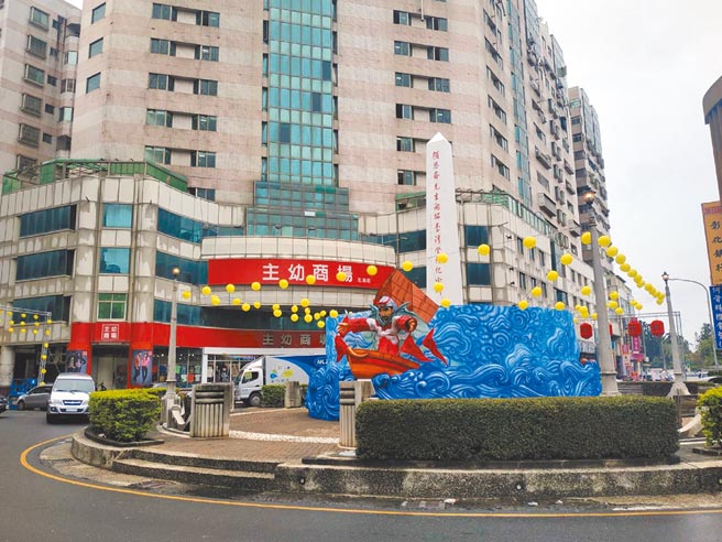 另類寒災，雲林縣北港燈會因強風降雨燈籠毀損，縣府全力搶修。（張朝欣攝）