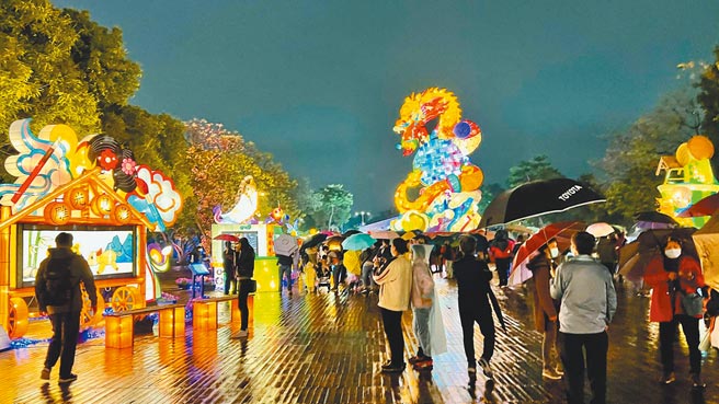 国旅大爆发，但高雄旅行社竟有4成暂停营业，主因是「僧多粥少」。图为民眾逛台湾灯会画面。（柯宗纬摄）