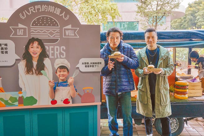 李铭忠（右）代表李氏宗亲会探班哥哥李铭顺。（镜文学提供）