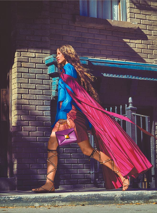 辛蒂亚穿上亮色Valentino春夏新装，打造全新世代的春夏风格。（Valentino提供）