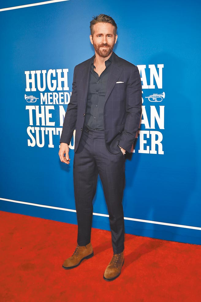 出席好友休杰克曼的音乐剧首演，莱恩雷诺斯穿上BC立显气势，不打领带也有型。（Brunello Cucinelli提供）