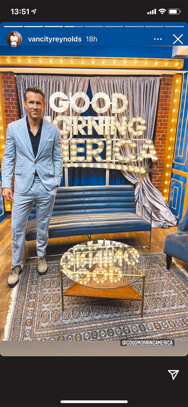 莱恩雷诺斯出席《早安美国》时，一身浅蓝色西装显得相当有精神。（摘自IG）