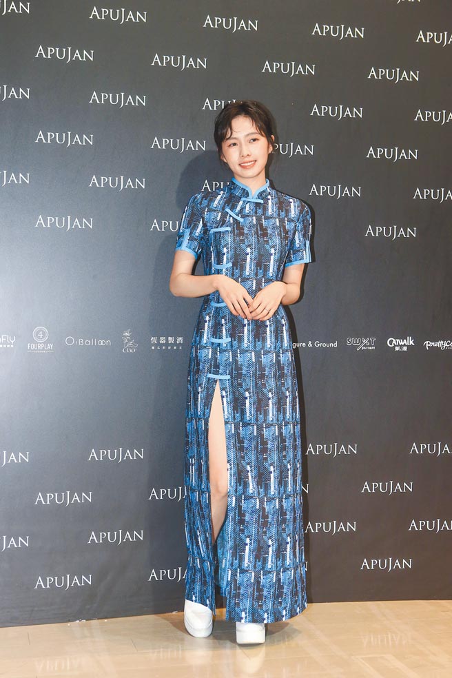 簡廷芮以藍色旗袍出席APUJAN 2022秋冬系列記者會，也帶出本季融入東方細節和西方輪廓。（鄧博仁攝）