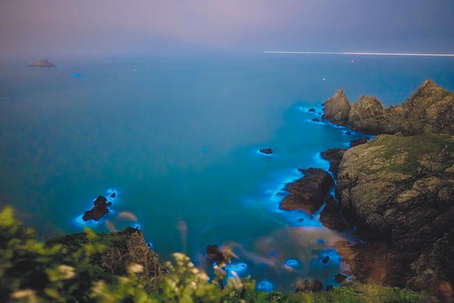 HAPPY GO携手易飞网，推出马祖蓝眼泪行程，HAPPY GO卡友订购享消费300元可累积1点。（参考照，CFP）