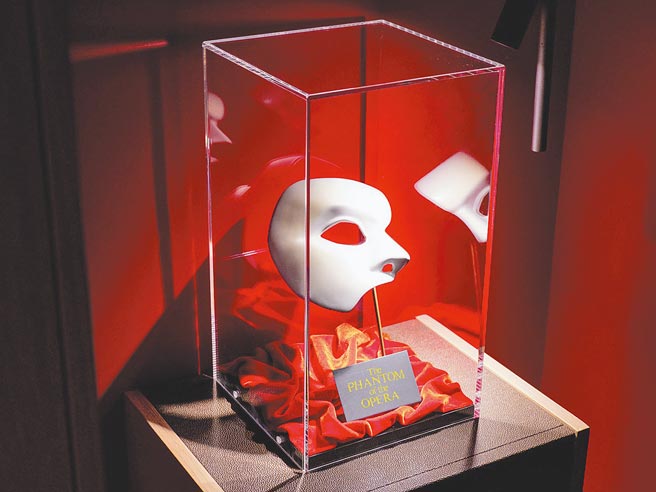 《歌剧魅影》主题客房中装饰精致的「魅影面具」。（JR东日本HOTELS提供）