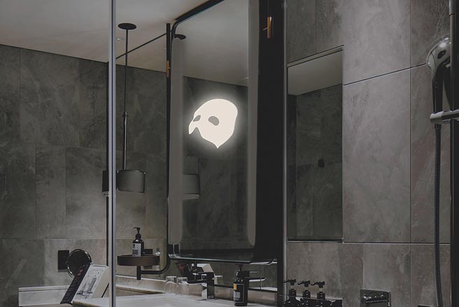 《歌剧魅影》主题客房浴室镜中映出剧中「魅影面具」。（JR东日本HOTELS提供）