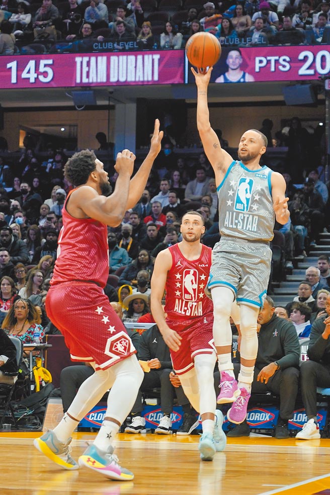 面对恩比德盯防，柯瑞（右）选择高抛出手。（美联社）