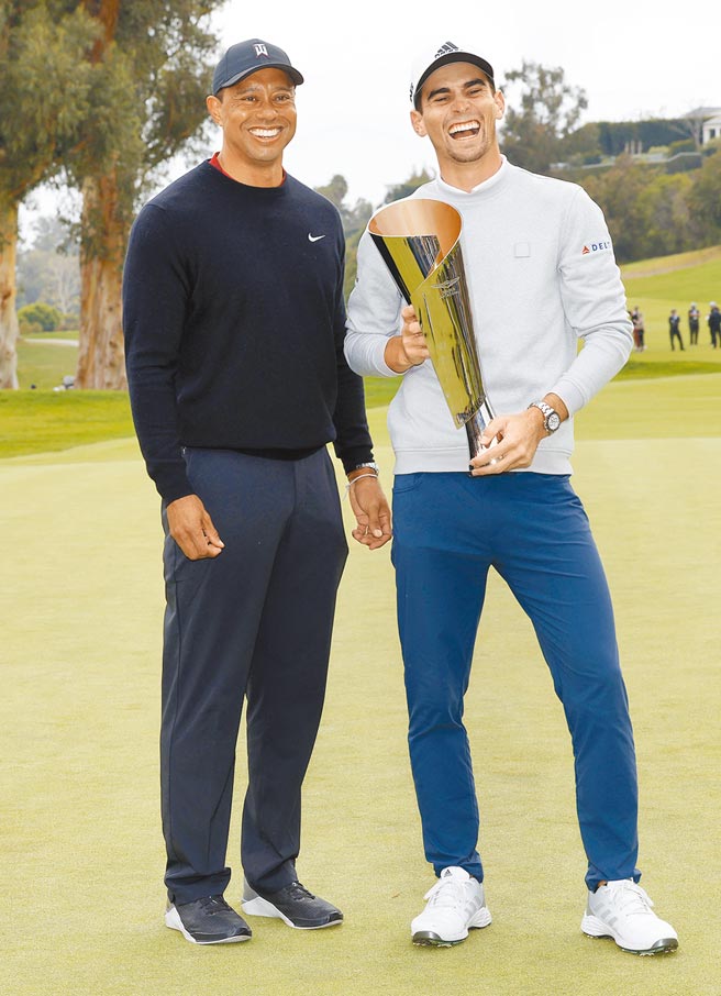 尼曼（右）开心拿着捷恩斯邀请赛冠军奖杯跟老虎伍兹合照。（美联社）