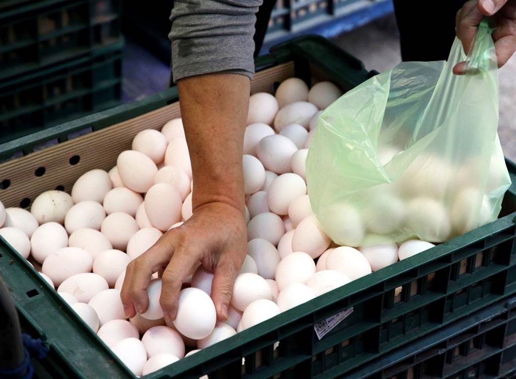 韩国政府购买的进口鸡蛋乏人问津，销毁2100万颗进口鸡蛋的总成本高达2.1亿台币。图为台湾民众抢购鸡蛋的资料照。（资料照／中央社）(photo:ChinaTimes)