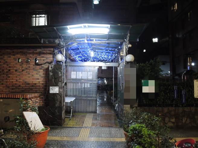 板桥情杀命案，一名男子闷死女友以后，持刀刺胸轻生。(民眾提供) 