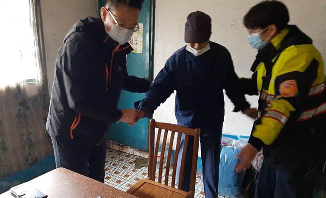 清水警分局長游永中特地準備紅包、被單及水果禮盒前往金伯伯住處探視。（警方提供）