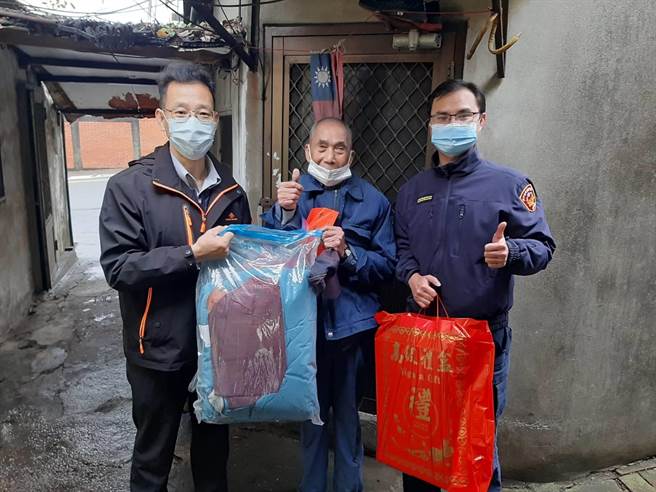清水警分局長游永中特地準備紅包、被單及水果禮盒前往金伯伯住處探視。（警方提供）