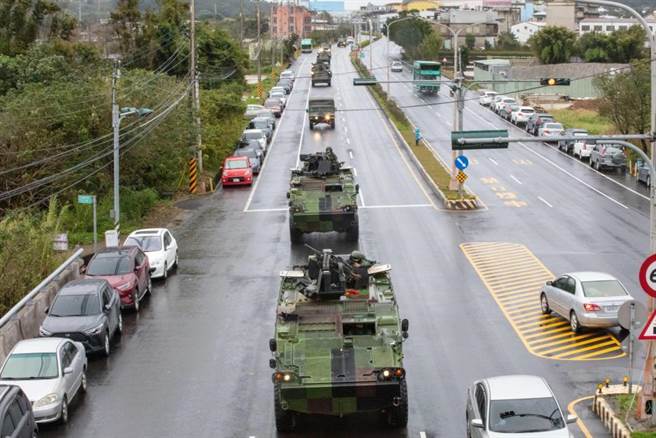 陆军装甲542旅昨日在新竹实施战备侦巡任务。军闻社提供。