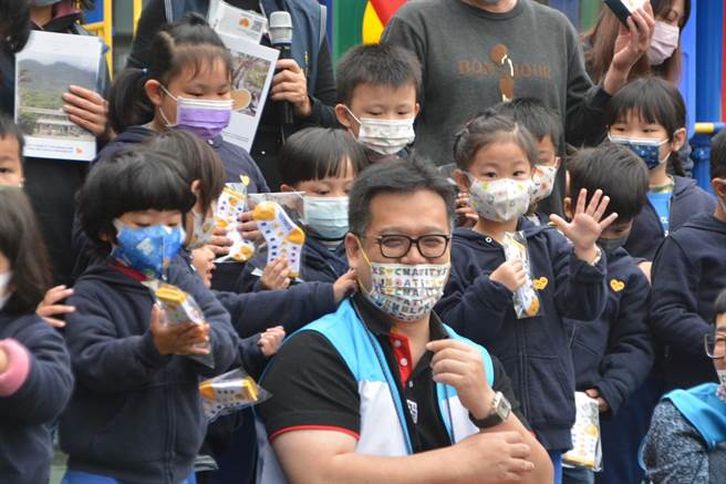 來自北部的產科醫師林思宏，已連續兩年到台東偏鄉學校捐贈物資。（民眾提供）