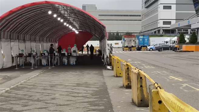 桃園市長鄭文燦23日宣布亞旭電腦今起全面復工，前進指揮所也同步解編。(蔡依珍攝)