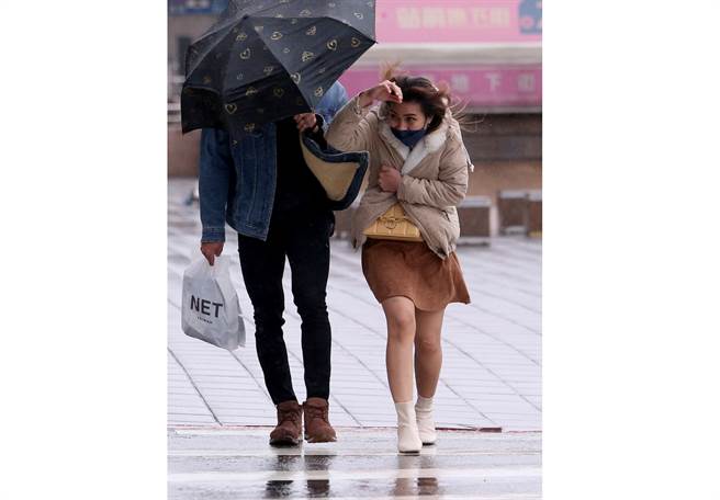 中央氣象局統計出台北今年到2月21日僅有6天沒下雨，有北漂男抱怨天氣爛到不行，引起網友熱烈討論。(黃世麒攝)