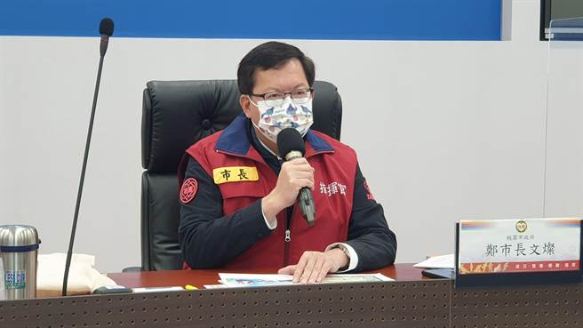 桃园市长郑文灿23日宣布，将在3月1、2、3日推出长者疫苗接种专案，以民政系统发放接种通知单给尚未施打完三剂疫苗的65岁以上长者，可到37个社区接种站接种，完成者可获200元礼券跟一包2公斤装桃园好米。(蔡依珍摄)