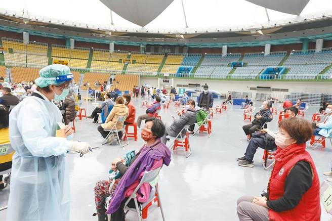 图为今年大年初四桃园2大接种站「开工」，吸引大批人潮接种疫苗。（资料照）
