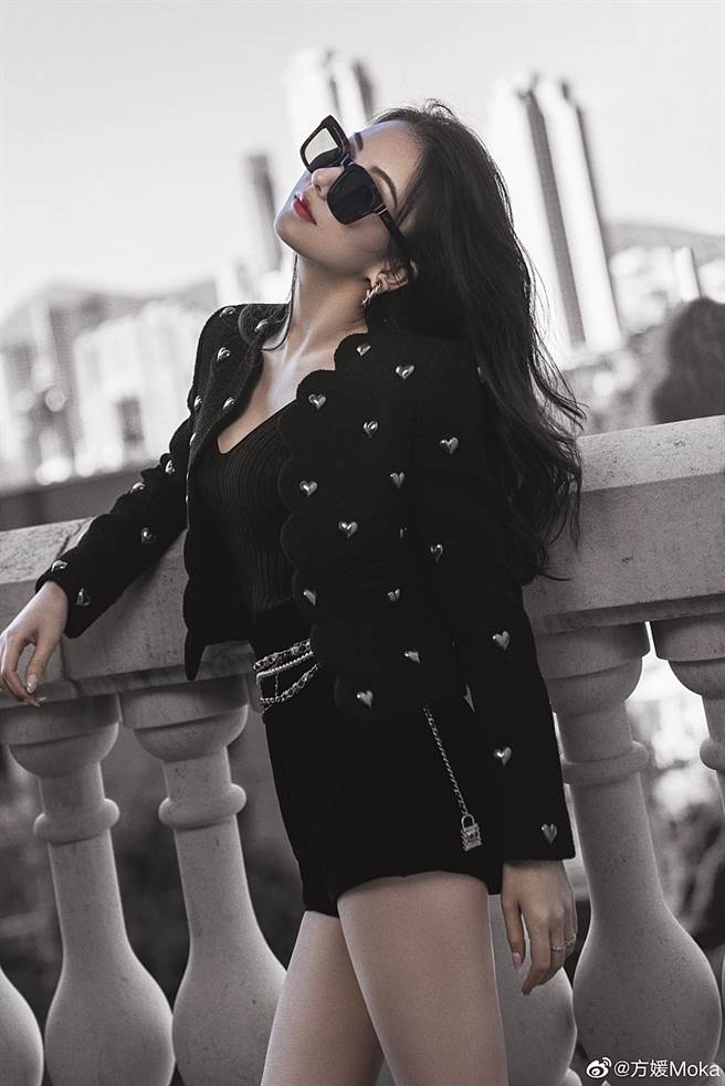 方媛亮出右边胸器。（图／翻摄自方媛Moka微博）