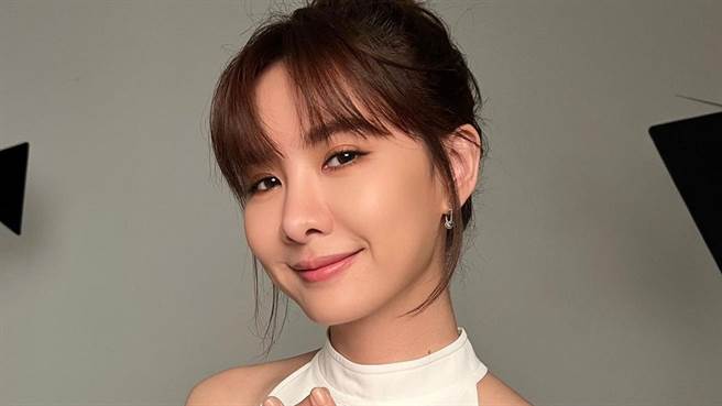 安心亚近日在IG上公开火辣的工作造型侧拍。（图／IG@xinya_an）