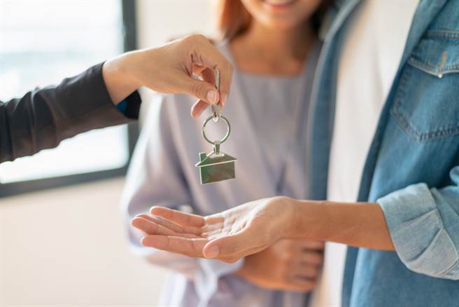 彰化八年级生年薪百万想买房，网友超羡慕狂猜职业。（图／shutterstock）