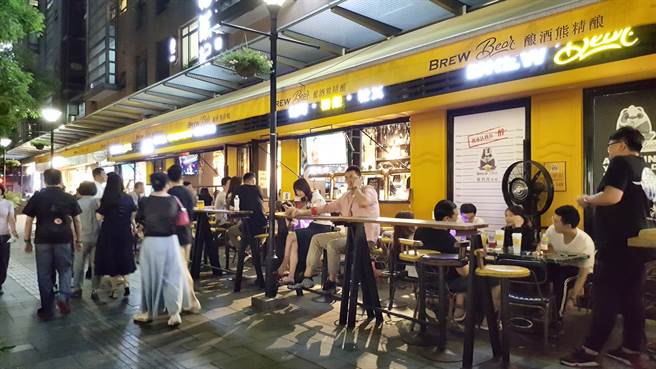 大陆发改委等14部门近日联合发布《关于促进服务业领域困难行业恢復发展的若干政策》，43项纾困措施中，「引导外卖等互联网平台企业进一步下调餐饮业商户服务费标准」受关注。(叶文义摄)