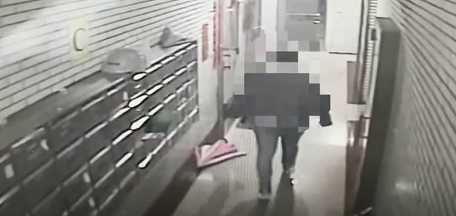 板桥情杀，健身教练尾随女友进屋，监视器画面曝光。(民眾提供)