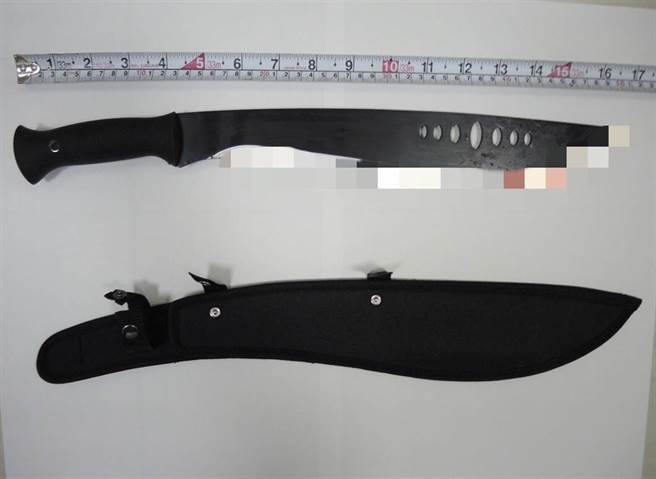 现场寻获疑似张男自戕的尖刀。（警方提供）