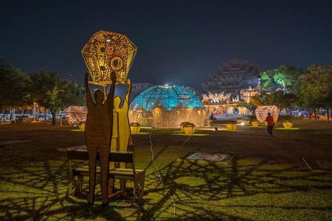 冈山灯艺节主灯「光之天穹」座落于寿天宫前。（高雄市民政局提供／林瑞益高雄传真）