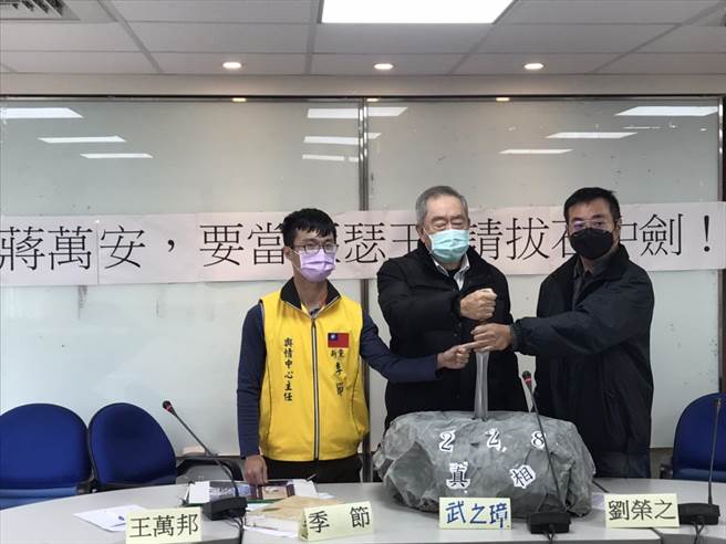 新党准备石中剑盼国民党立委蒋万安能拔出二二八的真相。（新党提供）