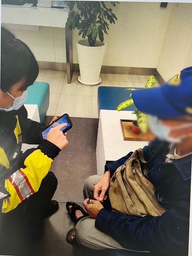 老翁被騙急著到銀行領錢。（警方提供）