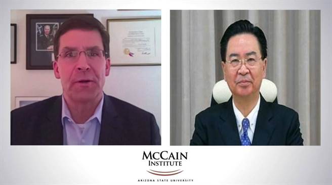 外交部长吴钊燮（右）接受「马侃研究所」杰出研究员、前美国防部长艾斯培（Mark Esper，左）视讯专访。（外交部提供）