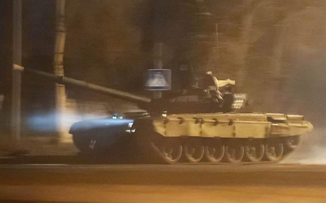 俄罗斯总统普丁下令，动员俄军进入乌东两分离区「维和」后，一辆坦克出现在乌克兰顿内次克（Donetsk）街头。（路透）