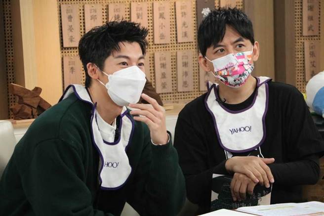 許光漢（左）上黃子佼主持的《佼心食堂》透露進入演藝圈後經歷心情起伏。（Yahoo TV提供）