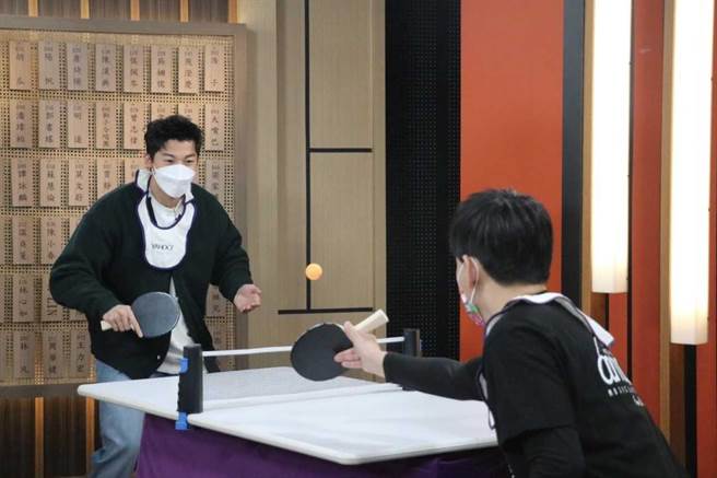 許光漢跟黃子佼在攝影棚內對戰桌球。（Yahoo TV提供）