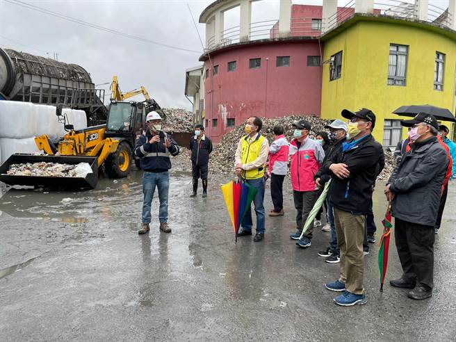 南投县埔里镇垃圾堆置将近3000吨，大量垃圾堆置引发民怨，今年2月清洁队开始执行「垃圾打包计画」，要将整座垃圾山封印。（公所提供／吴建辉南投传真）